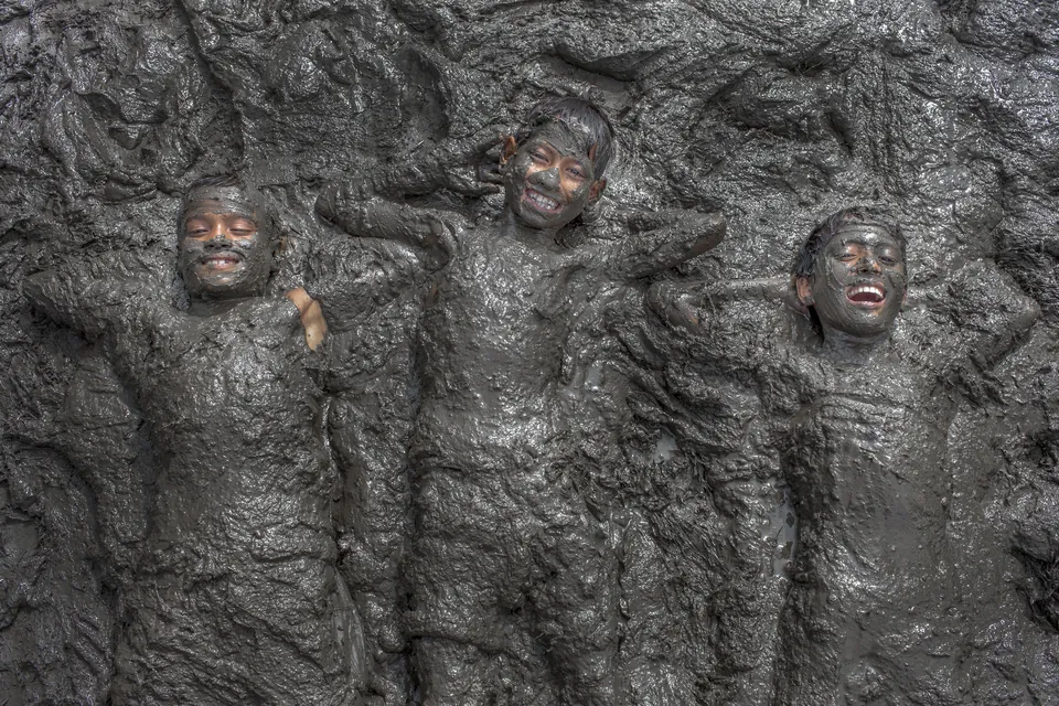 Mud Bath, de K M Asad